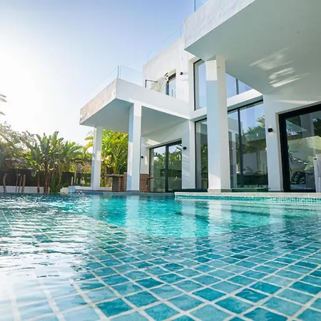 Villa De Lujo A Pie De Playa Marbella